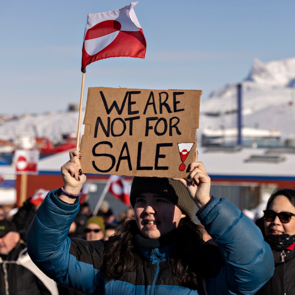 La portavoz de la Casa Blanca dijo este miércoles que el presidente Donald Trump está “estudiando activamente” con sus equipos una “compra” de Groenlandia, aunque se negó a descartar la opción militar para tomar el control de la isla ártica.