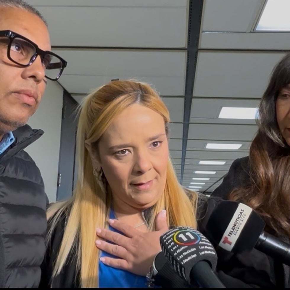 Al centro, Yahaira Vázquez Santos acompañada por Wilbert Rivera, ambos son padres de Dereck Yandel Robles Vázquez.