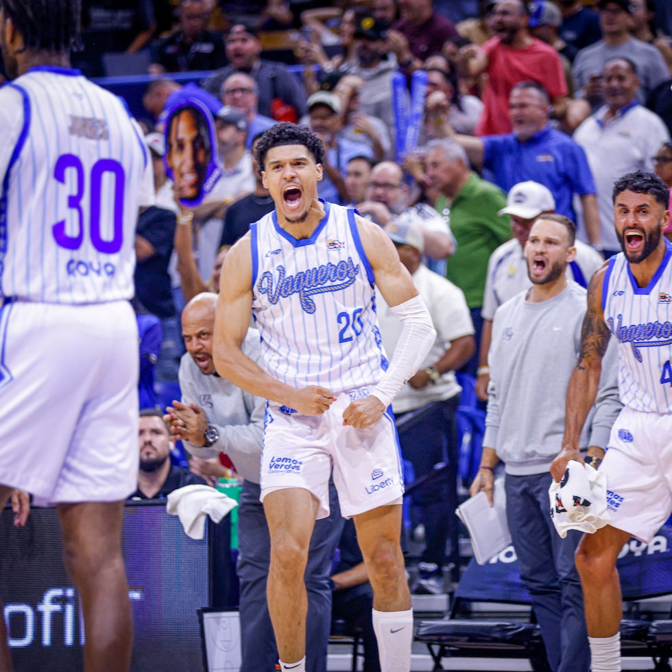 Jordan Cintrón y los Vaqueros celebran una jugada durante el quinto juego de semifinal de conferencia contra los Gigantes de Carolina-Canóvanas.