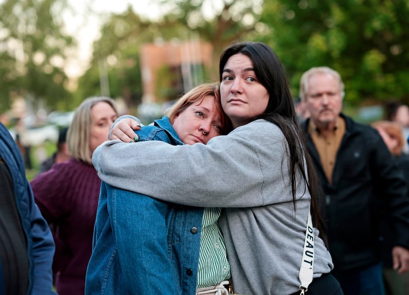Diana Winther (izquierda) y Kellie Webber se abrazan durante una vigilia y oración vespertina en apoyo a las víctimas y sus familias afectadas por la implosión del tanque de Nippon Dynawave Packaging Co., en el parque R.A. Long en Longview, Washington, el martes 26 de mayo de 2026. (Karen Ducey/The Seattle Times vía AP)