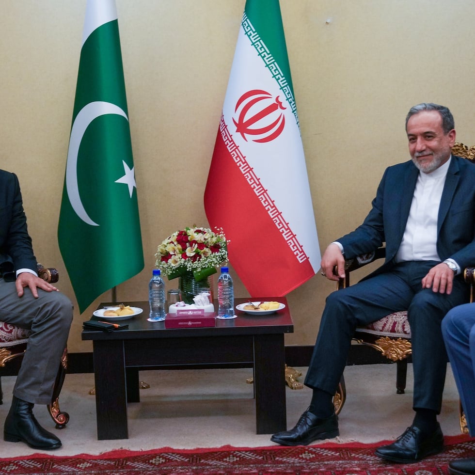 En esta fotografía difundida por el Ministerio de Asuntos Exteriores de Irán, el canciller iraní Abbas Araghchi, a la derecha, se reúne con el jefe del Ejército de Pakistán, general, Asim Munir, el miércoles 15 de abril de 2026, en Teherán.