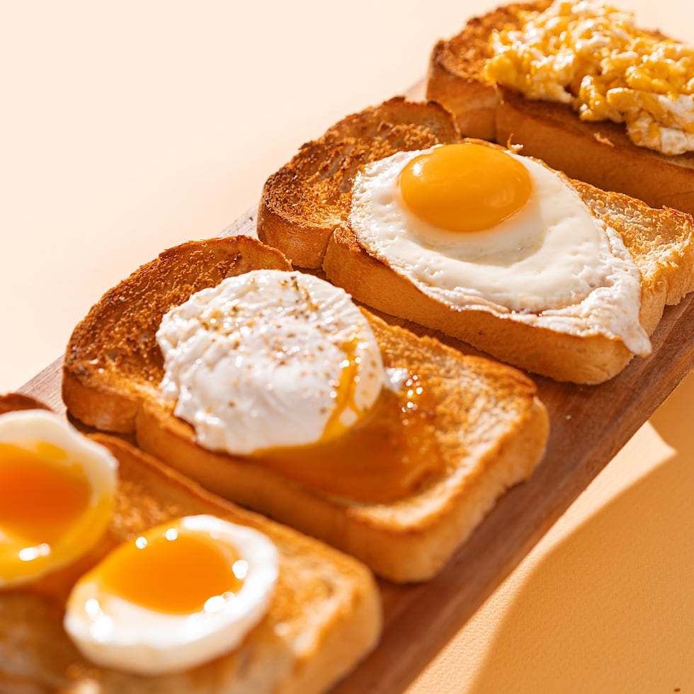 Entre sus diversas formas de preparación, ya sea el huevo revuelto, frito o cocido, hay una sola forma que se destaca por conservar sus nutrientes intactos.