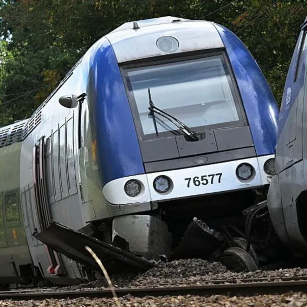 El tren regional llevaba 186 pasajeros de Rouen a Caen cuando descarriló el viernes por la noche en Cléon, en el departamento de Seine-Maritime, en el noroeste de Francia.