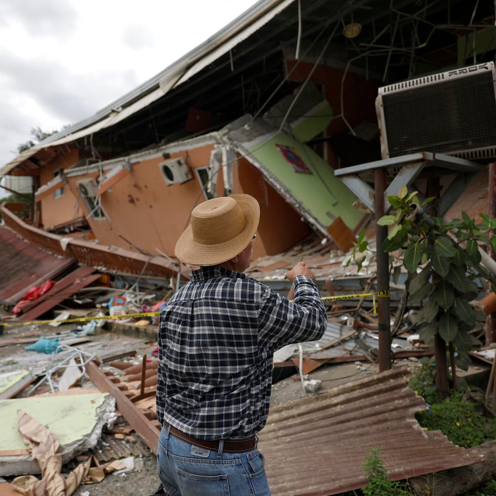 Un hombre observa este domingo los daños en casas ocasionados por el terremoto de magnitud 7.7 ocurrido el viernes en Tonosí, Panamá. Las autoridades de Panamá aún no han dado una cifra de pérdidas materiales por el terremoto, pero ya declararon un estado de emergencia nacional para canalizar hasta 100 millones de dólares para afrontar la situación.