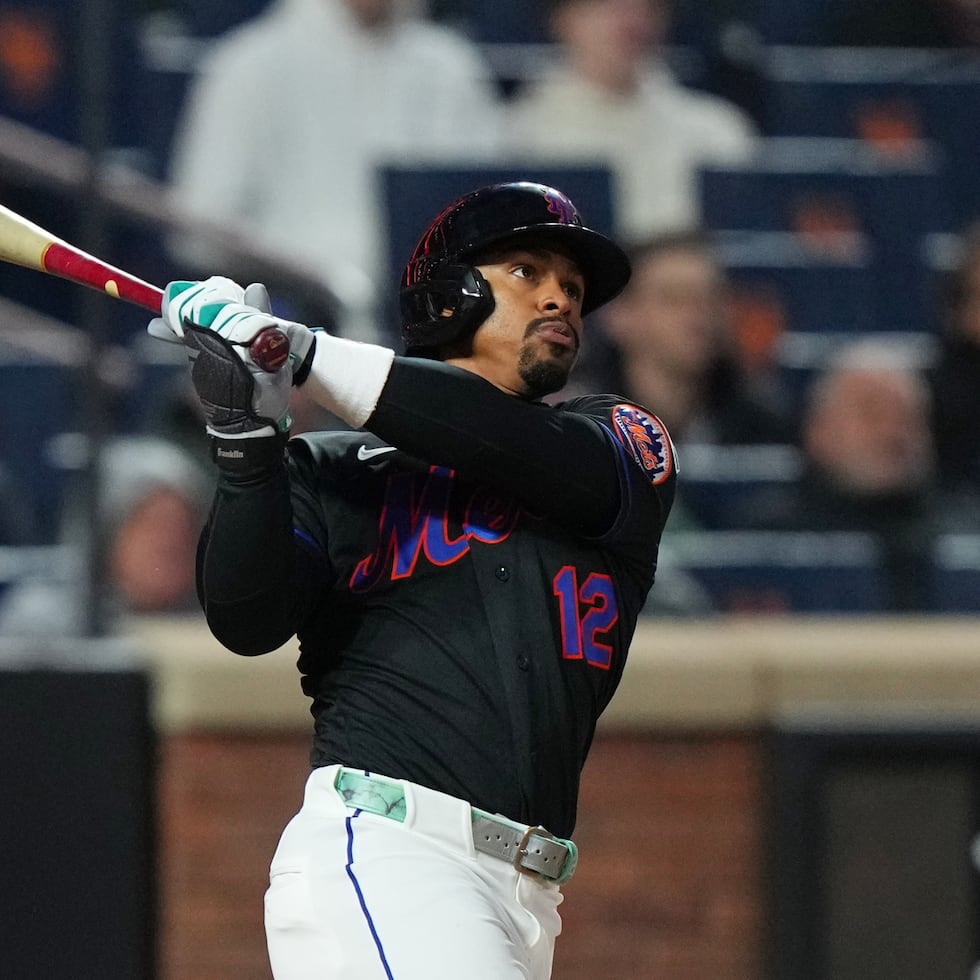 Francisco Lindor sigue con la vista el rumbo de la pelota luego de conectarla de cuadrangular en la tercera entrada.