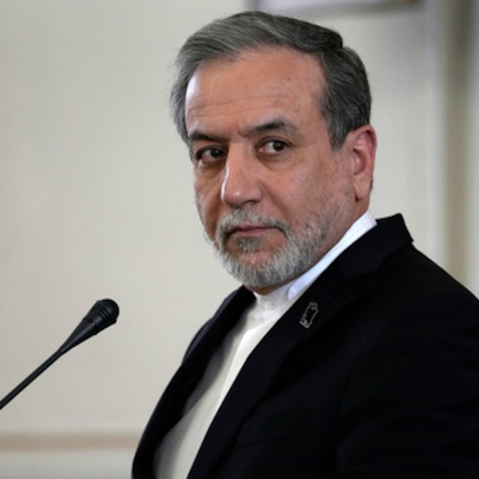 La elección de Araghchi de utilizar explícitamente “bomba atómica” como recurso retórico probablemente no fue accidental.