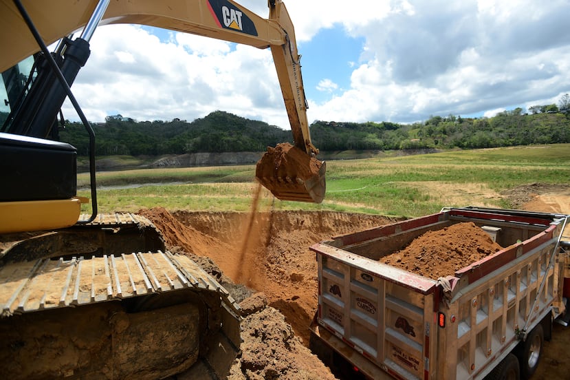 Una solitaria excavadora del mencionado municipio vertía ayer la mezcla de arena, barro y materia orgánica en cuatro camiones -dos municipales y dos de la Autoridad de Acueductos y Alcantarillados (AAA).