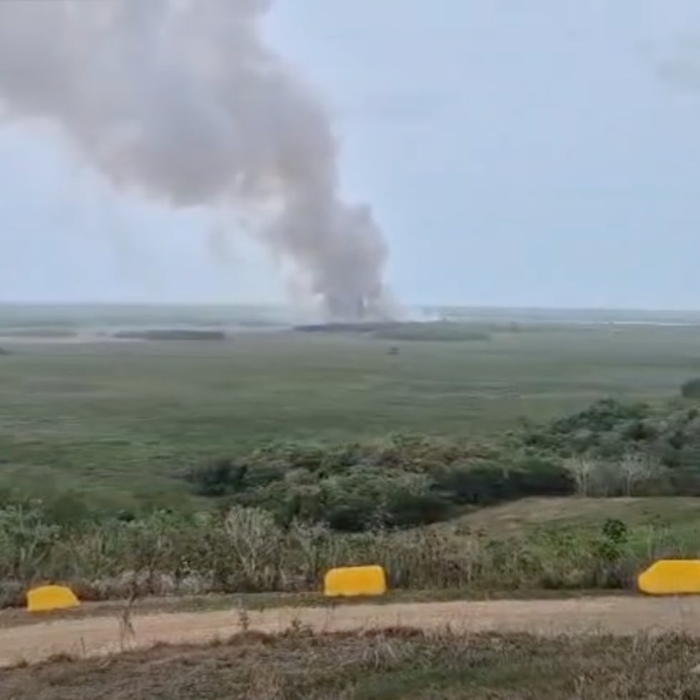 El incendio se reportó desde la tarde de ayer, lunes, en una finca cercana al vertedero de Carolina.