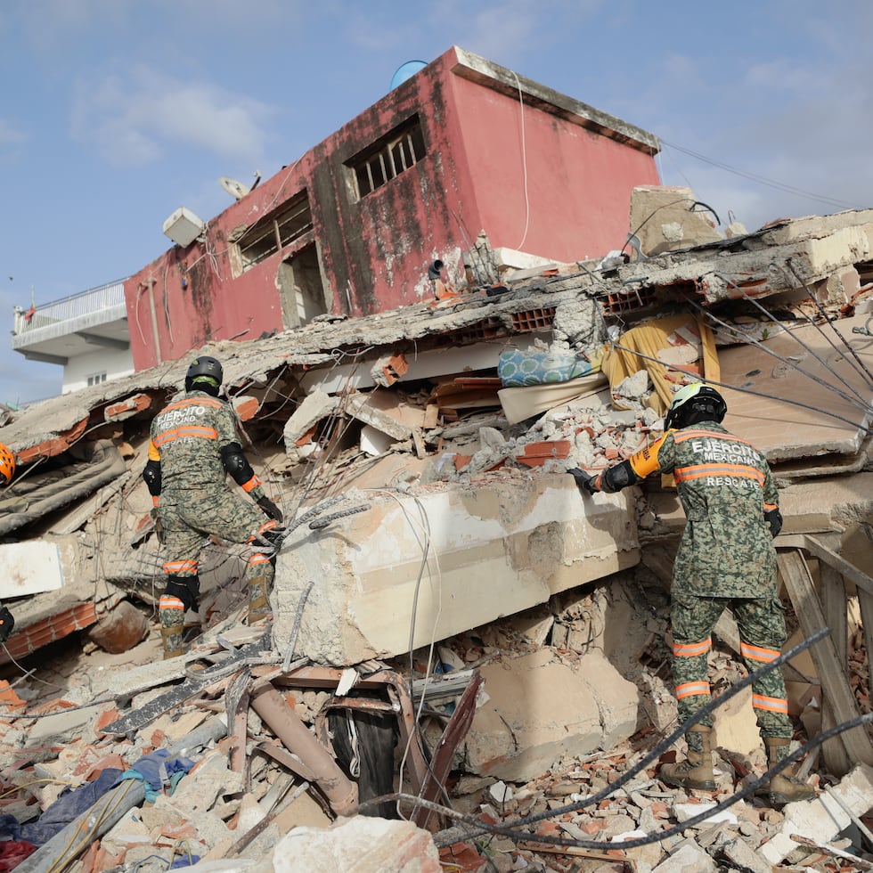 Rescatistas del Ejercito de México trabajan en un edificio afectado por un terremoto este viernes, en La Guaira.