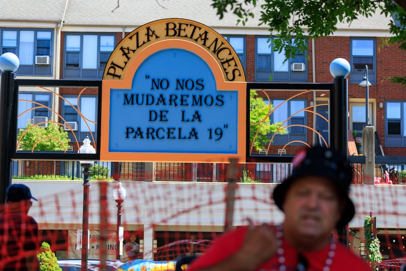 En la Plaza Betances de la comunidad, este letrero da la bienvenida.