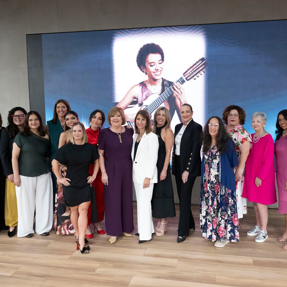 Grupo de galaronadas como Mujer del Año Magacín desde el 2023 al 2025.