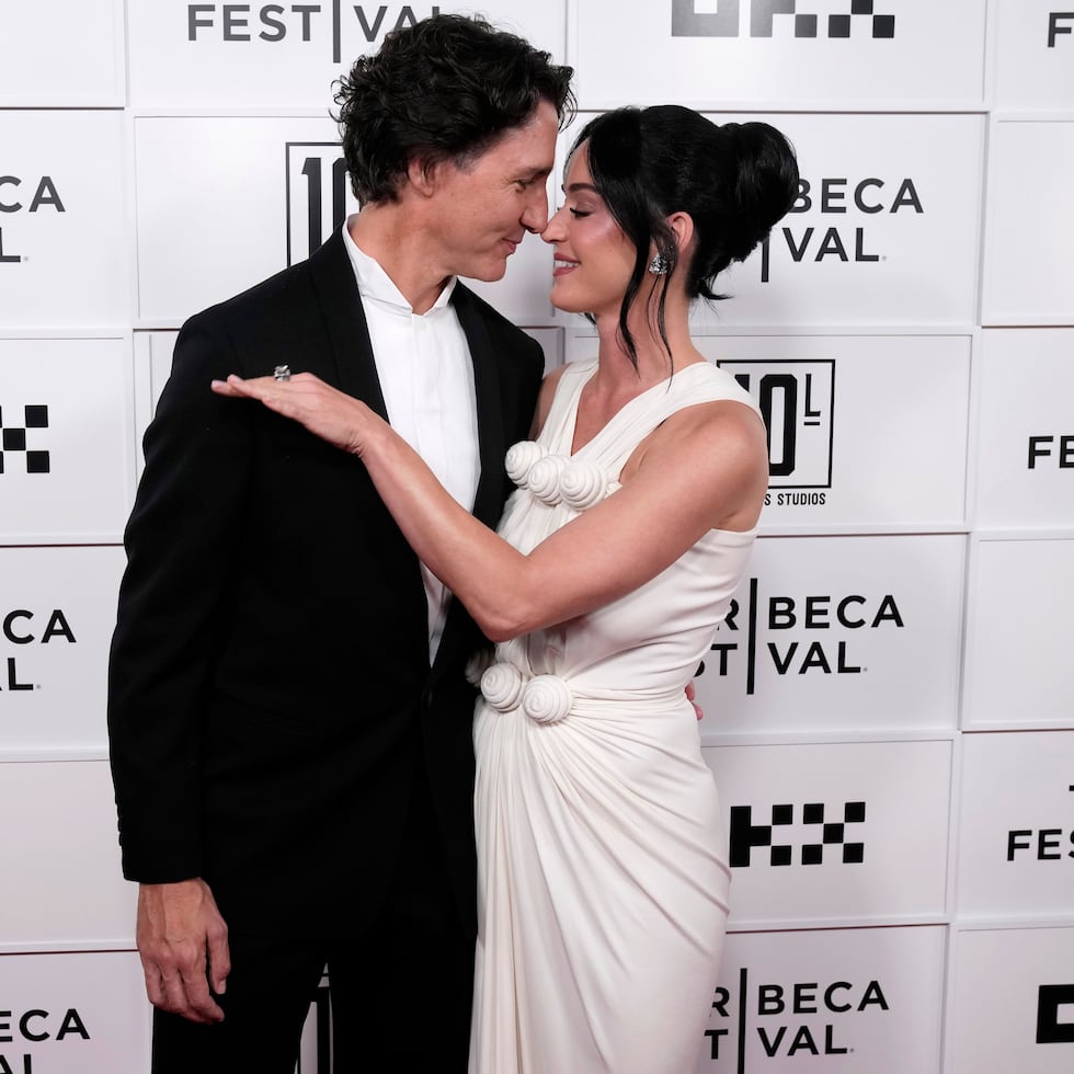 Katy Perry y Justin Trudeau hicieron su romántico debut como pareja en una alfombra roja, asistieron al estreno mundial de "Katy Perry: The Lifetimes Tour - Live from Paris" en el OKX Theater del BMCC Tribeca Performing Arts Center durante el Festival de Tribeca, en Nueva York, donde se mostraron muy amorosos entre ellos y más enamorados que nunca.