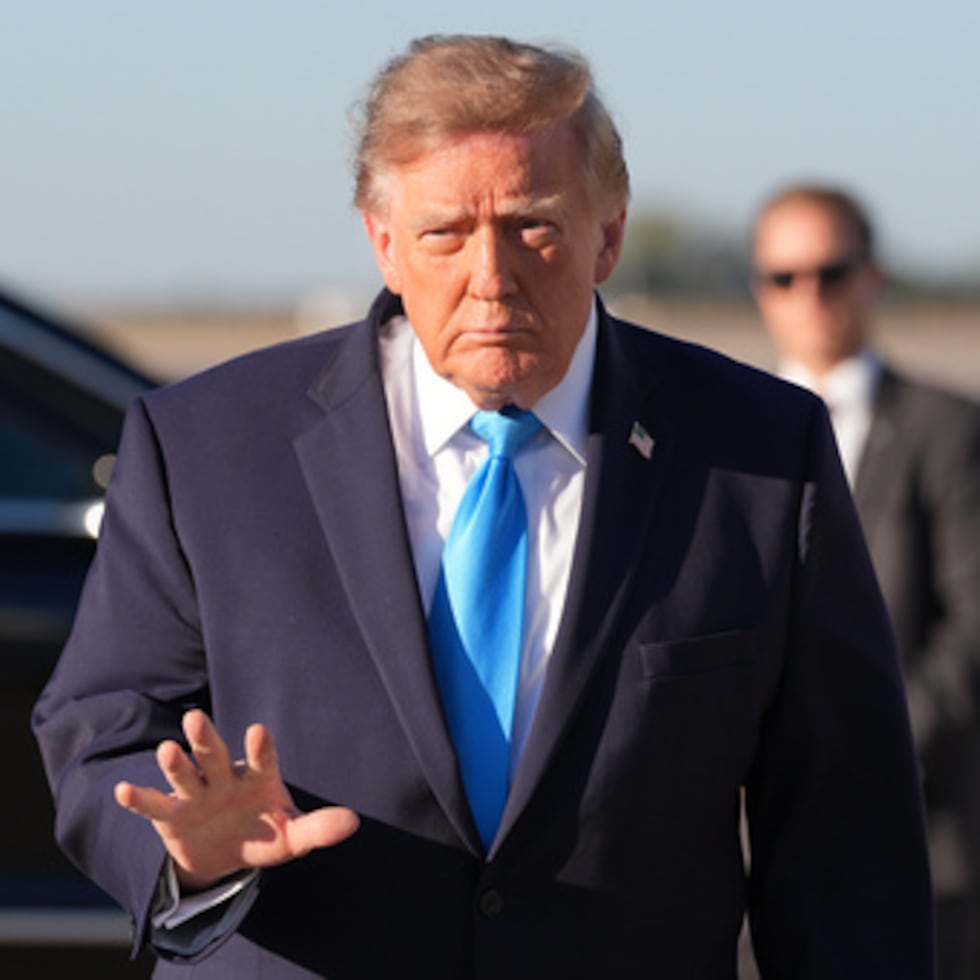 Trump no dio detalles sobre el reembolso a los contribuyentes por los anuncios que ya se habían emitido, ni sobre cómo se encargaría de que su organización política corriera con los gastos de dicha publicidad en el futuro.