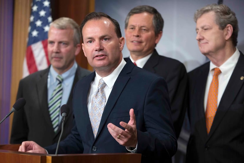 Mike Lee, al centro, en un foto de archivo.