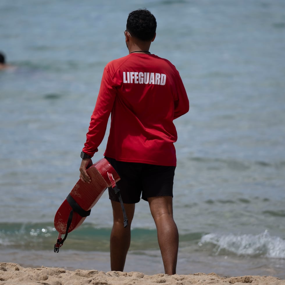 Continúa el llamado a la ciudadanía a evitar entrar al agua, especialmente durante este fin de semana de alta concurrencia en las playas.