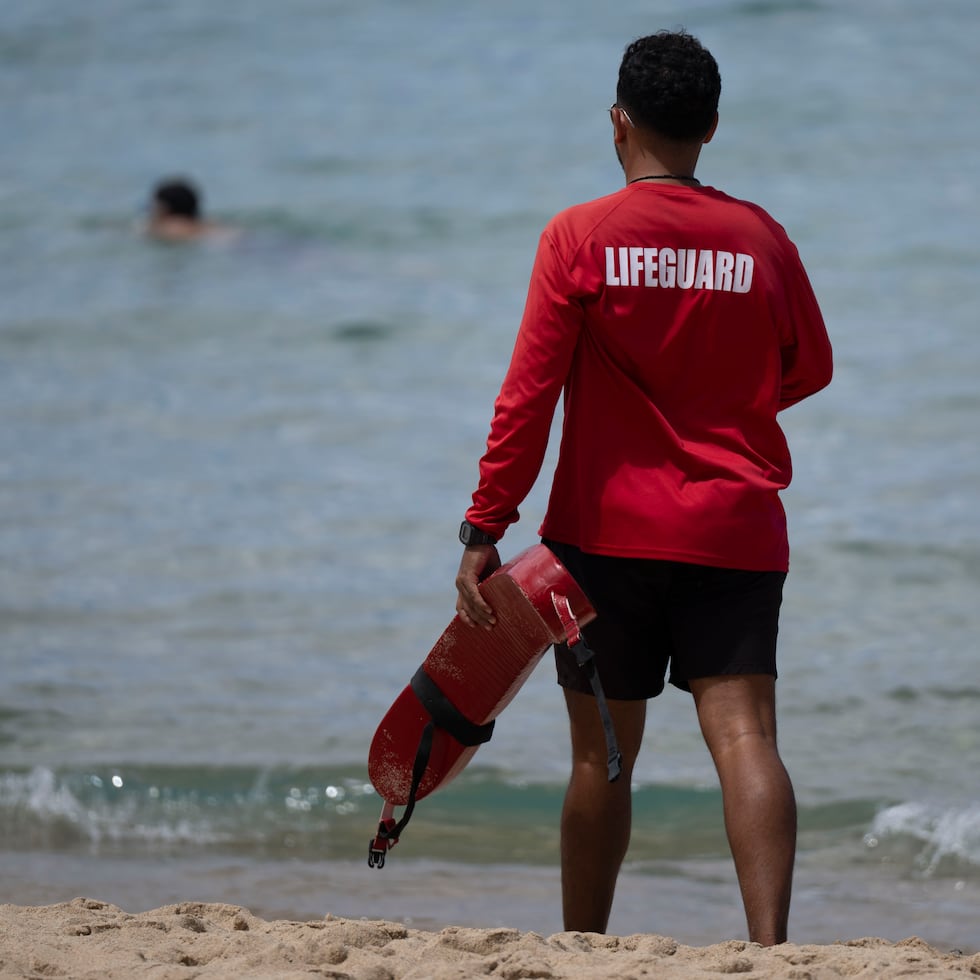 Continúa el llamado a la ciudadanía a evitar entrar al agua, especialmente durante este fin de semana de alta concurrencia en las playas.