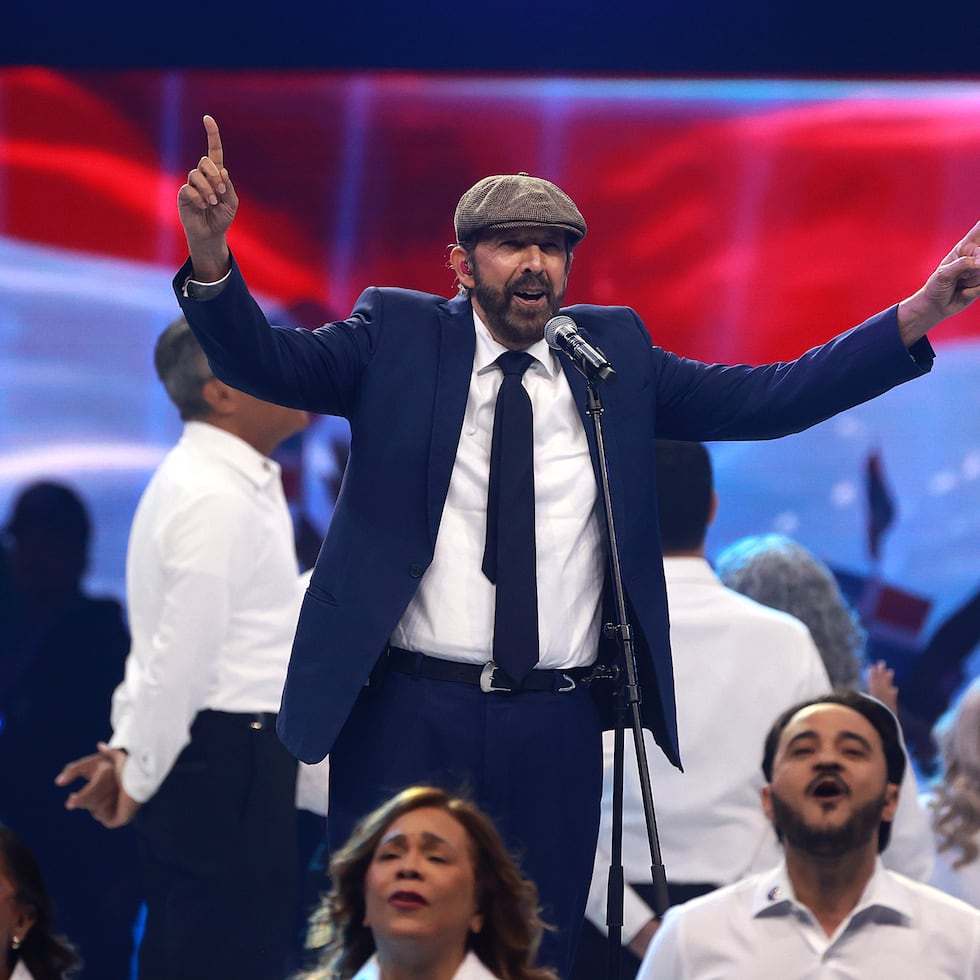 El artista dominicano Juan Luis Guerra se presenta en la ceremonia de clausura de los XXV Juegos Centroamericanos y del Caribe Santo Domingo 2026, en Santo Domingo (República Dominicana). EFE/ Orlando Barría