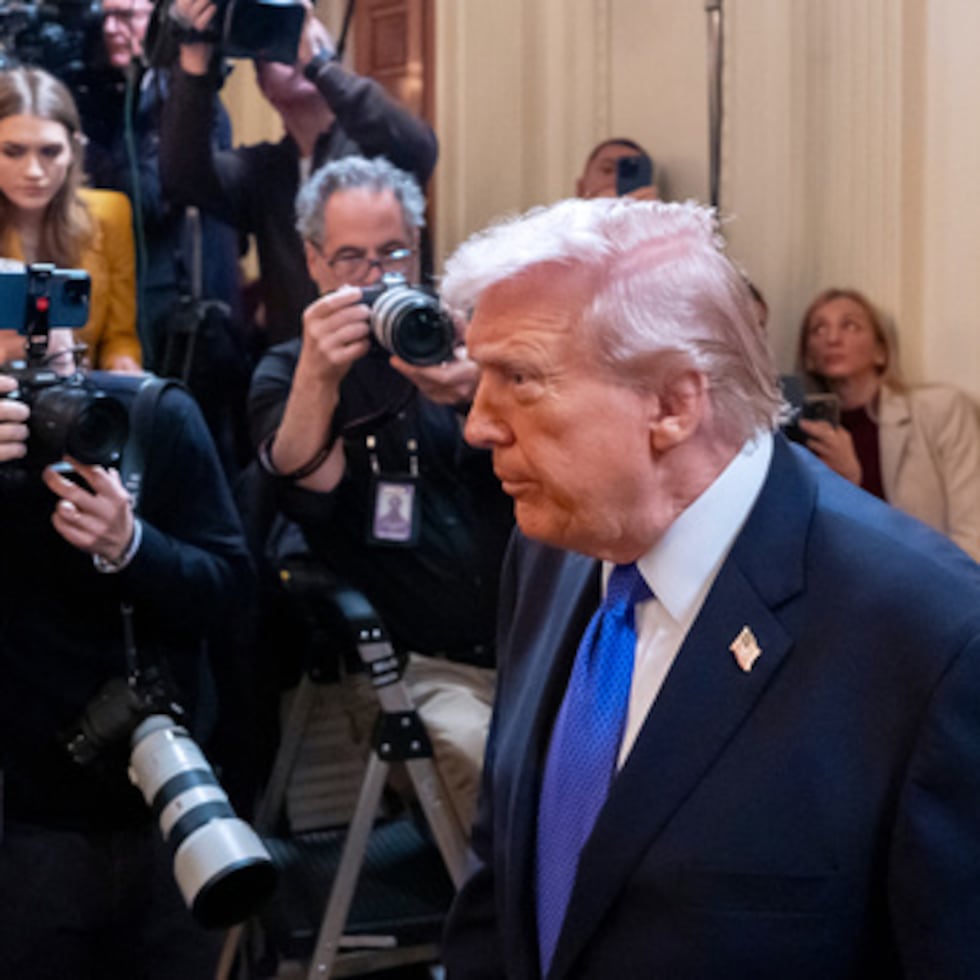 El presidente Donald Trump llega para una ceremonia de la Medalla de Honor en el Salón Este de la Casa Blanca, el lunes 2 de marzo de 2026, en Washington.