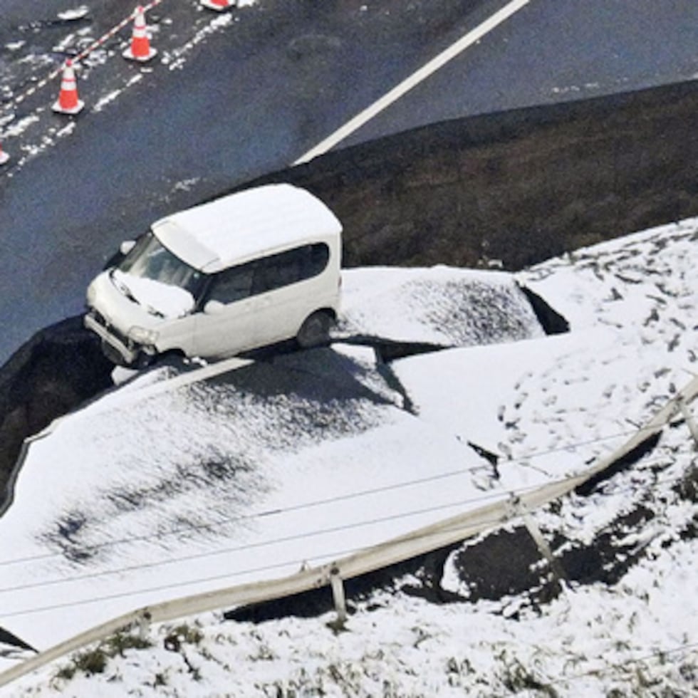 Esta foto aérea muestra un vehículo en una carretera dañada en la localidad de Tohoku, en el norte de Japón.