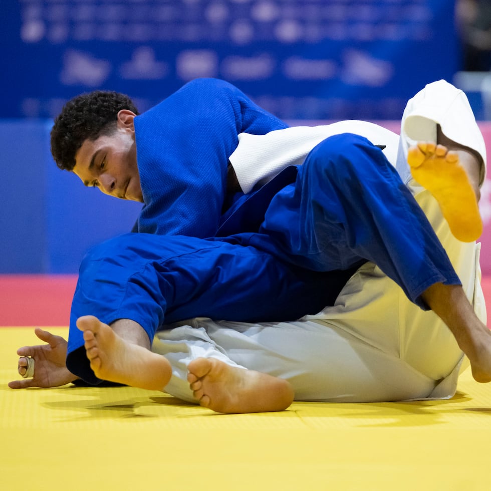 El puertorriqueño Derik Rodríguez disputa la final de los -90 kilogramos ante el dominicano Robert Florentino durante la jornada final del torneo de judo de Santo Domingo 2026.