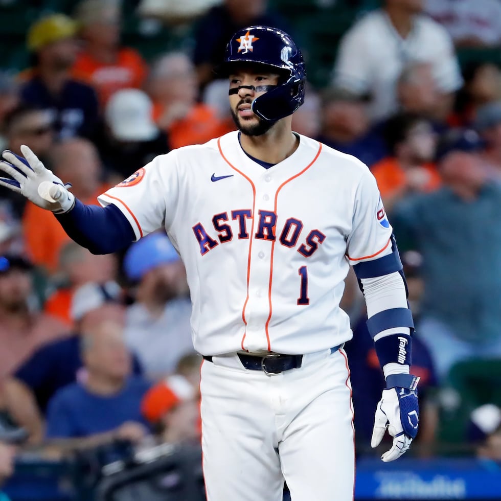 Carlos Correa suelta el bate confiado del cuadrandrangular de tres carreras este miércoles ante los Red Sox de Boston.