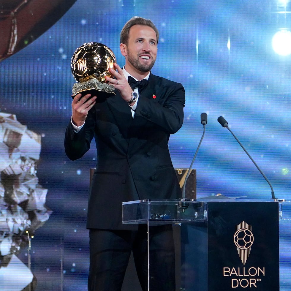 El futbolista inglés Harry Kane sostiene el trofeo al Jugador del Año durante la ceremonia del Balón de Oro.