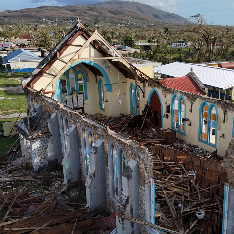 La iglesia de Lacovia Tombstone, Jamaica, se encuentra dañada tras el paso del huracán Melissa, el miércoles 29 de octubre de 2025. (Foto AP/Matias Delacroix)