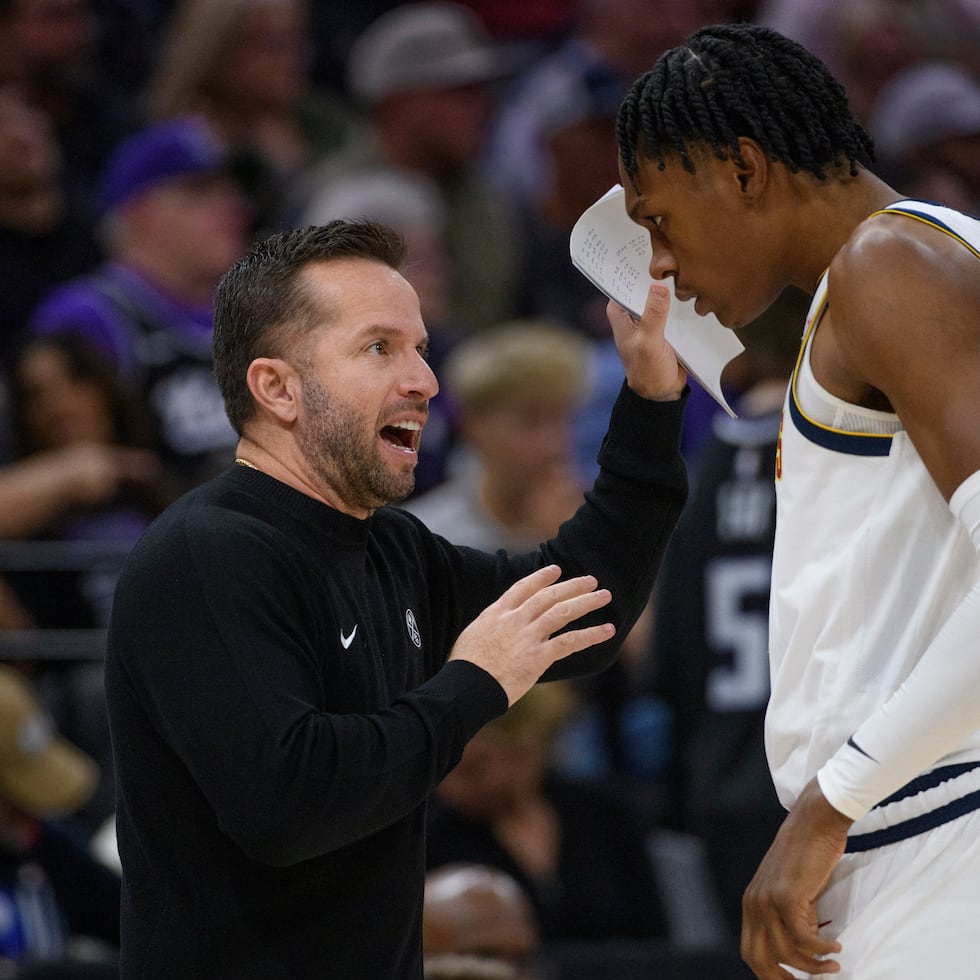 José Juan Barea (izquierda) conversa con Peyton Watson durante un tiempo muerto en la segunda mitad de un partido contra los Kings de Sacramento.