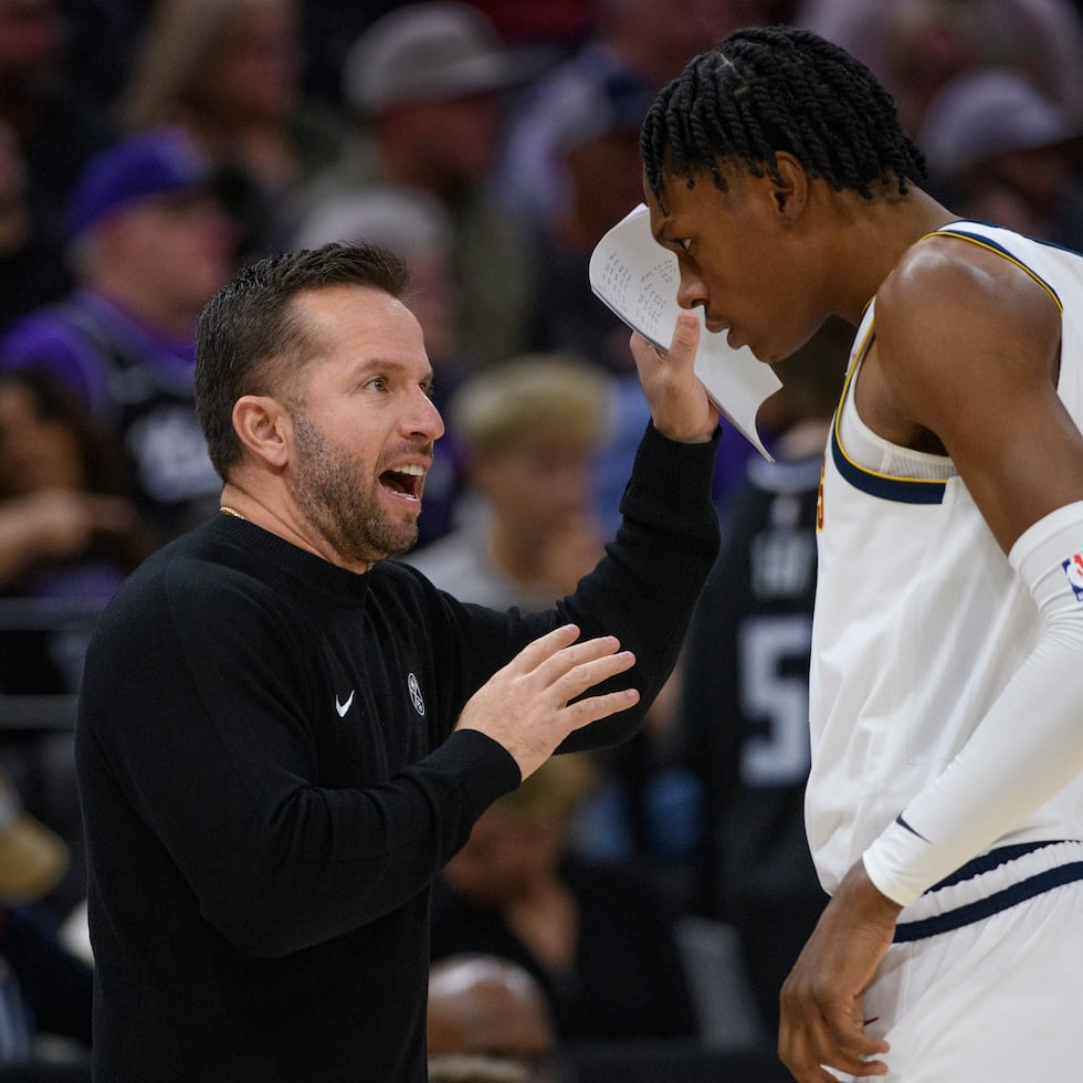 El coach asistente puertorriqueño José Juan Barea, le da instrucciones a Peyton Watson durante un tiempo pedido en el juego del pasado martes en Sacramento.