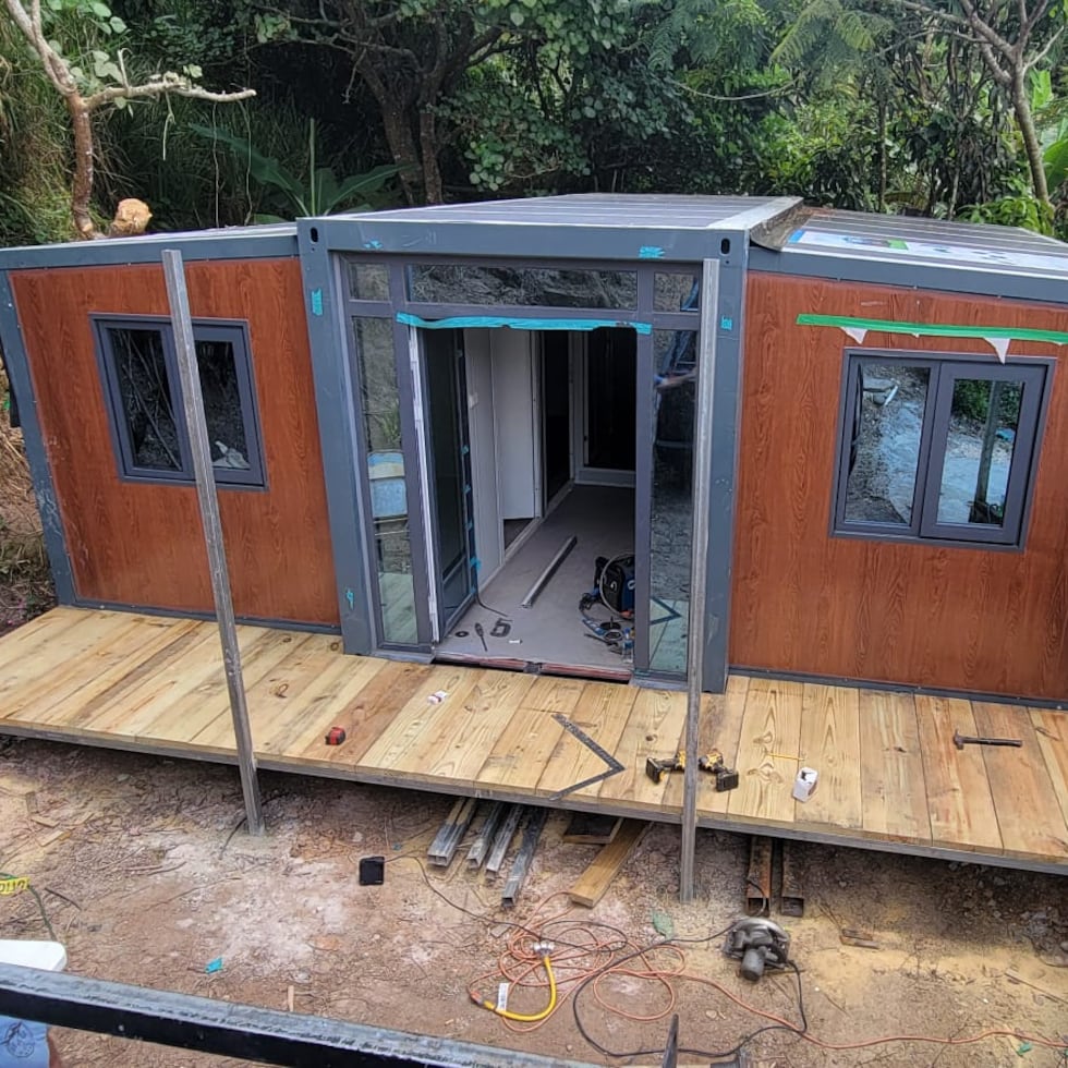 Municipal staff in Yauco are responsible for building a covered porch in front of the small homes, which facilitates access to the units and provides an outdoor leisure area for residents.