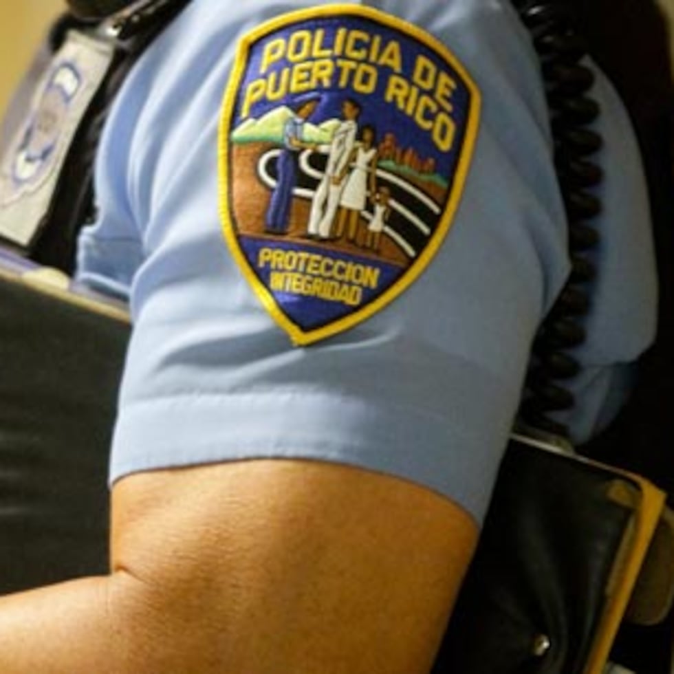 La Policía, de momento, no identificó al agente ni a la persona detenida.