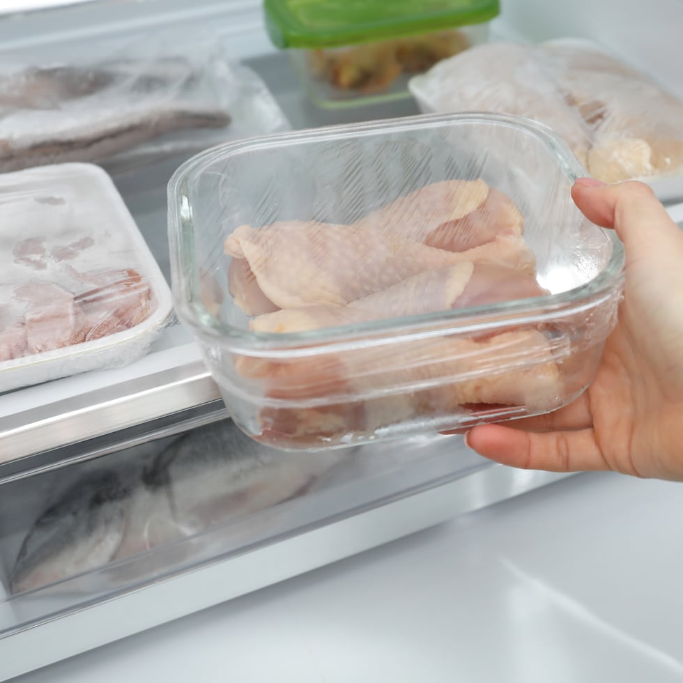 Para conservar el pollo de manera segura, es importante guardarlo en recipientes herméticos o bien tapados.