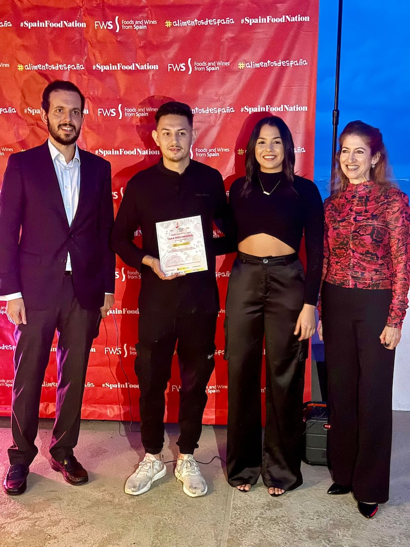 La Tapa más original por jurado del 2025 fue confeccionada por el restaurante Sensory. De izquierda a derecha, Francisco Millán Rajoy, director de la Oficina Económica y Comercial de España en Puerto Rico; dos representantes del restaurante Sensory; y Consuelo Figueiras, del Departamento de Estado de Puerto Rico.