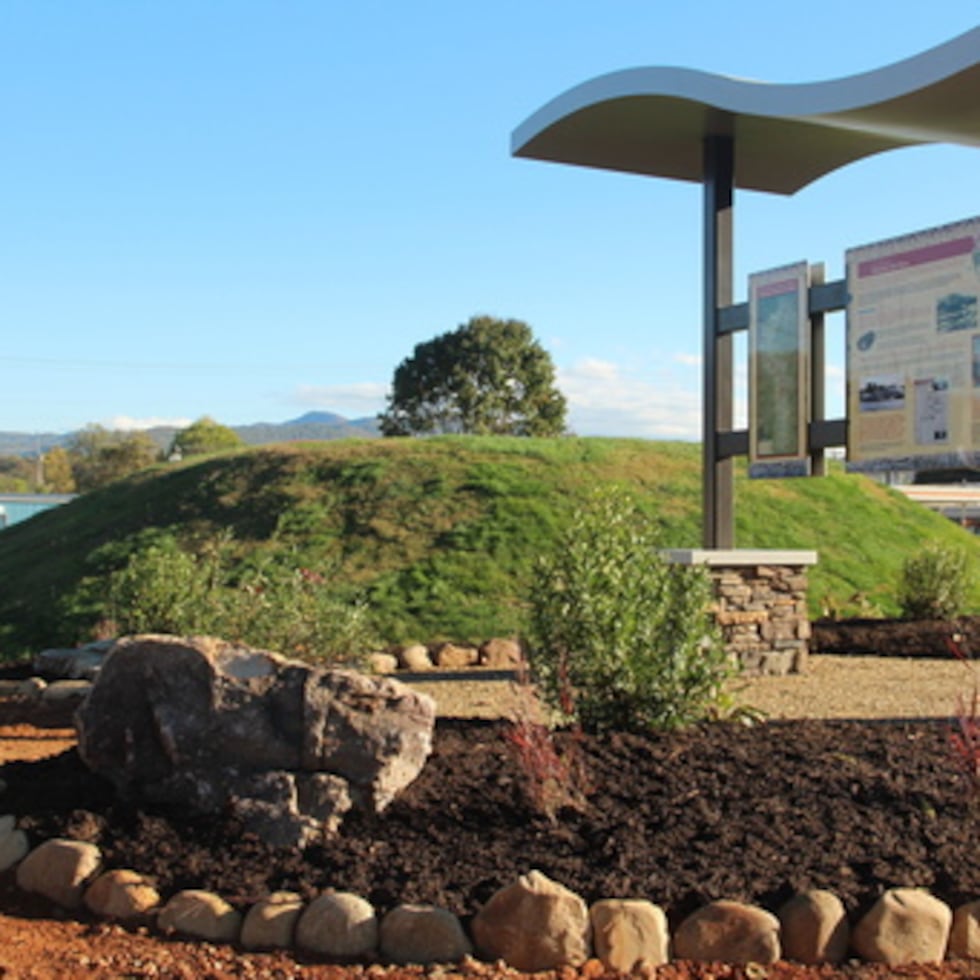 Esta foto proporcionada por la Iniciativa Noquisi muestra el Noquisiyi Mound, en Franklin, Carolina del Norte.
