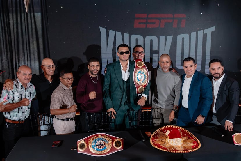 La OMB reconoció el jueves a David Benavidez en Puerto Rico junto a otras leyendas del boxeo mexicano y boricua.