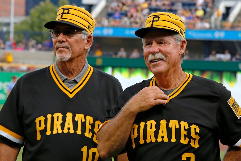 Tim Foli (izquierda) y Phil Garner, el dúo del cuadro interior del equipo campeón de la Serie Mundial de 1979 de los Pirates, asisten a una ceremonia previa al juego en la que se recordó el logro del equipo 40 años antes, previo a un partido entre Pittsburgh y los Phillies el 20 de julio de 2019.