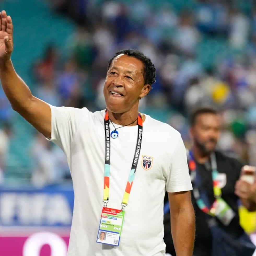 El técnico de Cabo Verde, Pedro Leitao Brito, saluda al público previo al partido en que su selección empató a 2-2 con Uruguay.
