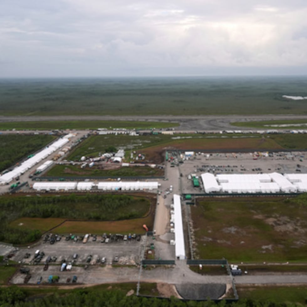 El nuevo centro de detención de inmigrantes apodado "Alligator Alcatraz".