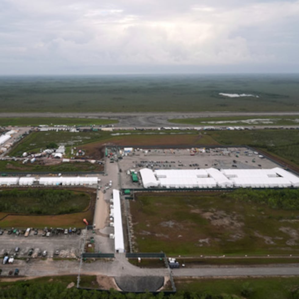 Imagen del centro de detención de inmigrantes apodado "Alligator Alcatraz", en los Everglades de Florida
