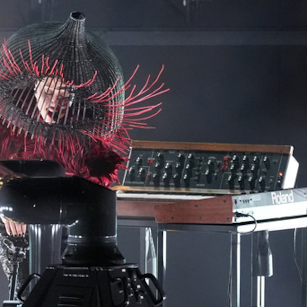 Lady Gaga interpreta "Abracadabra".