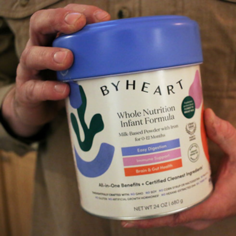 Un contenedor de la fórmula para bebés ByHeart en Flagstaff, Arizona, el 12 de noviembre del 2025. (AP foto/Cheyanne Mumphrey)
