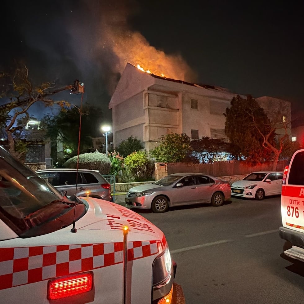 Un edificio residencial situado a 4 kilómetros del recinto del aeropuerto de Tel Aviv resultó impactado por un misil iraní de racimo este viernes noche.
