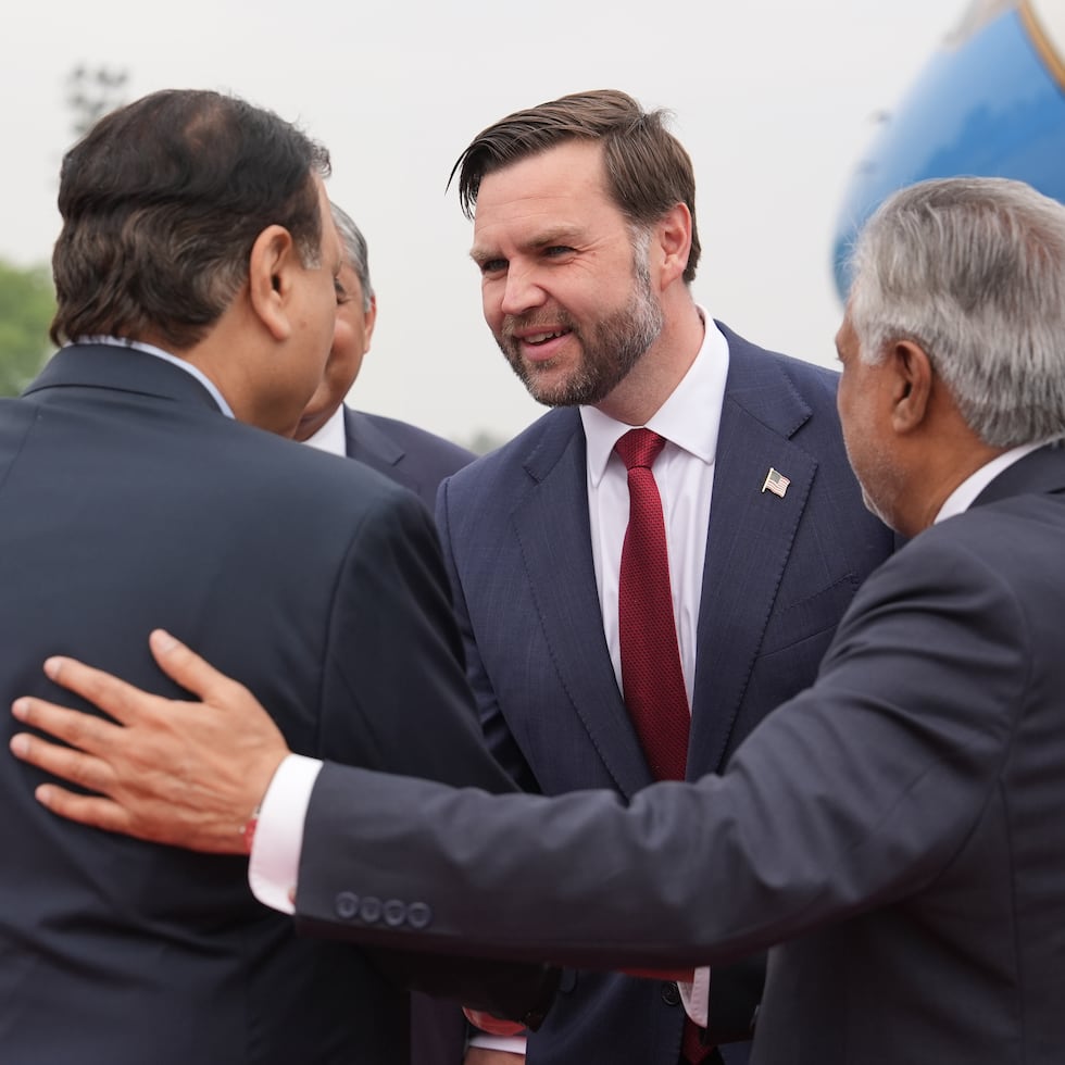 El vicepresidente de Estados Unidos, JD Vance (centro).