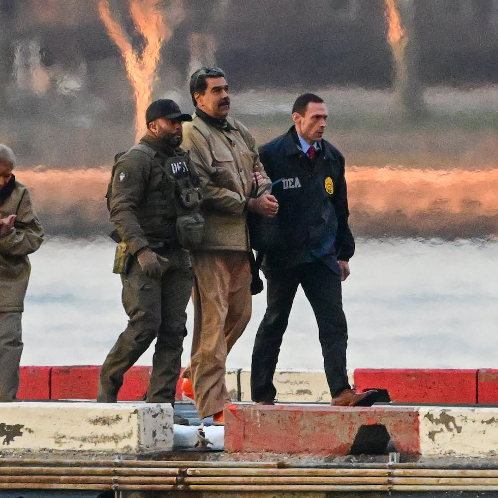NEW YORK (United States), 05/01/2026.- Captured Venezuelan President Nicolas Maduro and his wife, Cilia Flores, arrive at the Wall Street Heliport during their transport to the federal courthouse for their arraignment in New York, New York, USA, 05 January 2026. (Nueva York) EFE/EPA/Stringer