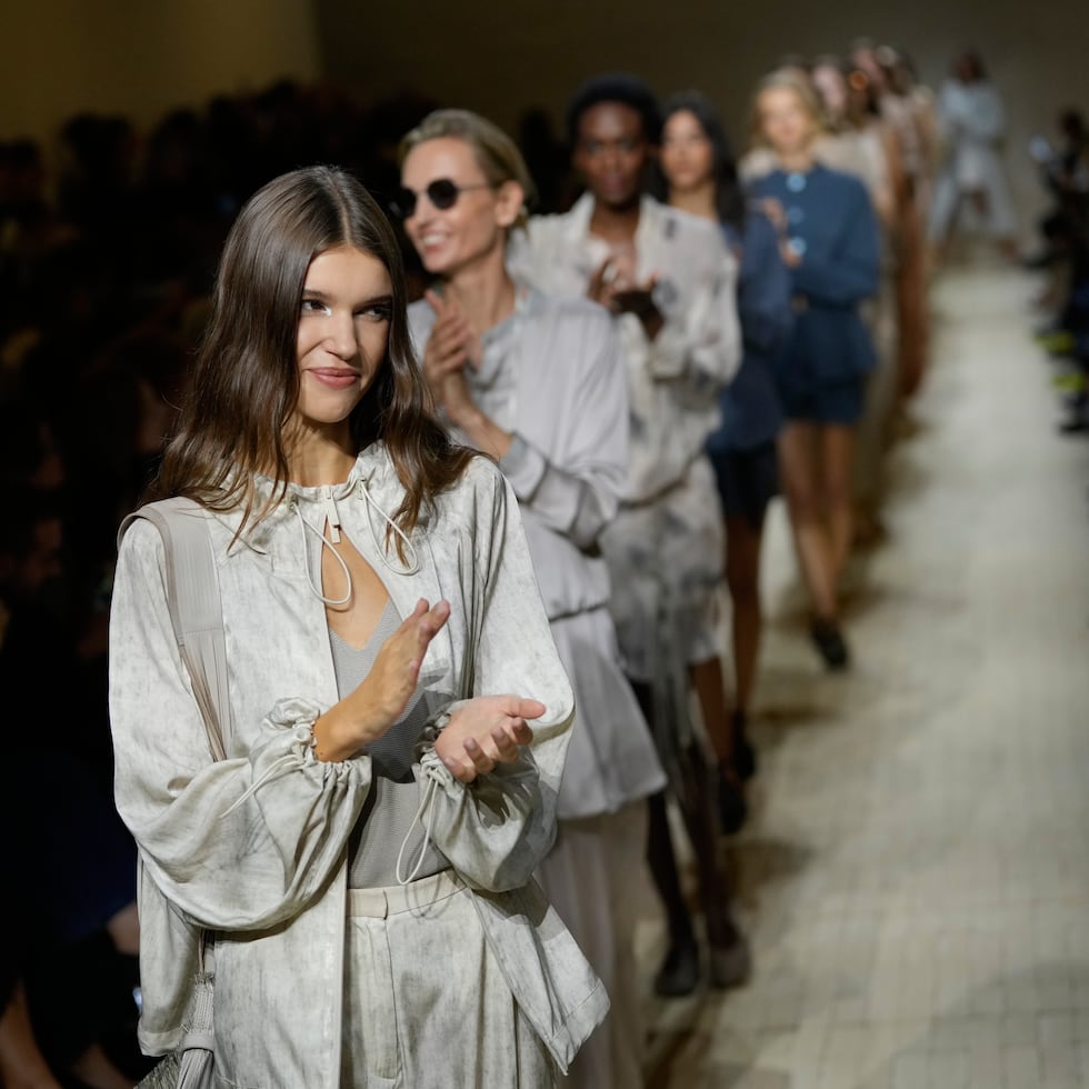 Al cierre del desfile, un largo y sentido aplauso, iniciado por las modelos y seguido por todo el público, se convirtió en ovación en pie en recuerdo del fundador de la firma.