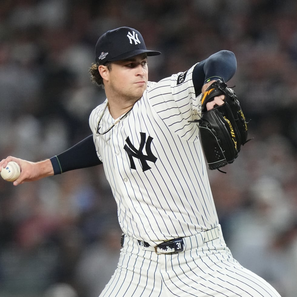 El lanzador abridor de los Yankees de Nueva York, Cam Schlittler, realiza un lanzamiento contra los Red Sox de Boston durante la primera entrada del primer juego de la Serie de Comodines de la Liga Americana de béisbol, el 29 de septiembre de 2026, en Nueva York. (Foto AP/Frank Franklin II)