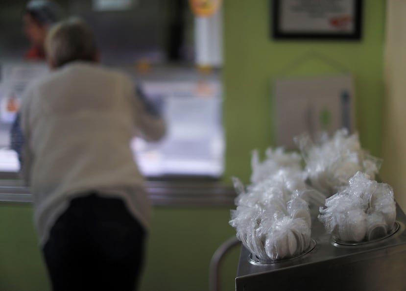 Entidades como Basura Cero Puerto Rico recomiendan que, cuando se trate de órdenes para llevar, los restaurantes y cafeterías pregunten a sus clientes si desean los utensilios plásticos.