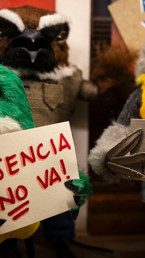 La exposición reúne estampas escultóricas que colocan al San Pedrito como figura central de escenas inspiradas en la vida cotidiana y las experiencias compartidas por los puertorriqueños.