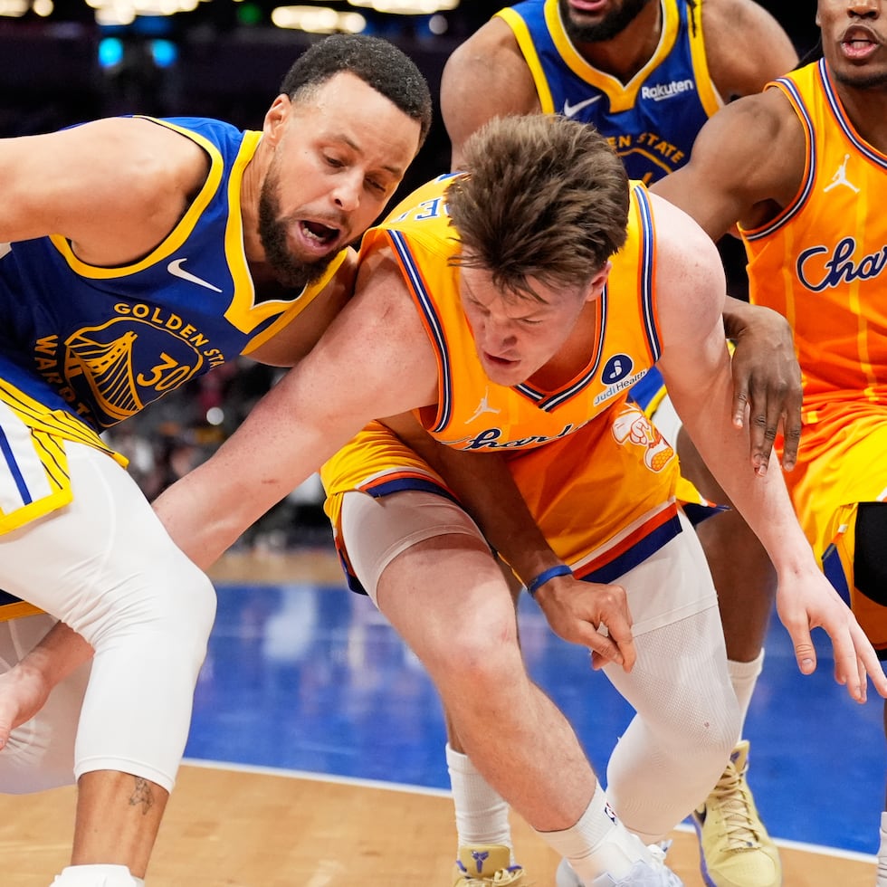 Stephen Curry, base de los Warriors de Golden State, lucha por el balón con Kon Knueppel, base de los Hornets de Charlotte, durante la segunda mitad del partido de este miércoles.