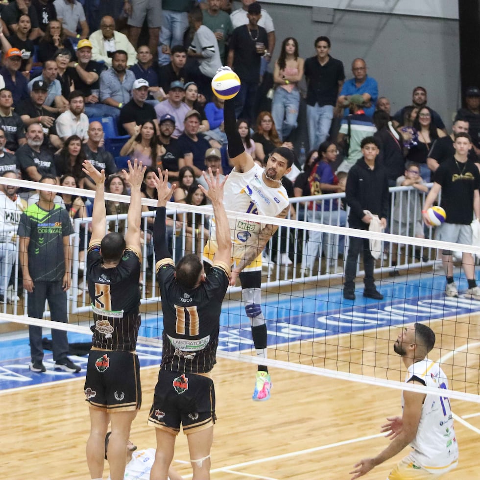 Jalen Penrose ataca por Corozal contra el bloqueo de Yauco.